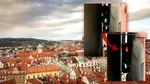 Cea mai îngustă stradă din Europa. Are o lățime mai mică de 50 de centimetri, iar turiștii stau la semafor ca să o traverseze