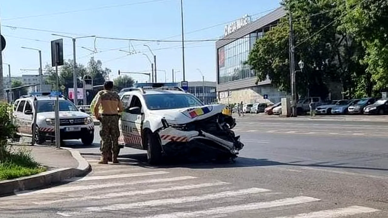 Autospecială a Poliției Militare, care trebuia să ajungă la repetițiile de la Arcul de Triumf, implicată într-un accident auto în sectorul 4. O femeie și un copil de 2 ani au ajuns la spital (FOTO)