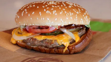 Câțiva clienți au dat în JUDECATĂ Burger King pentru că sandwich-ul „Whopper” este prea mic