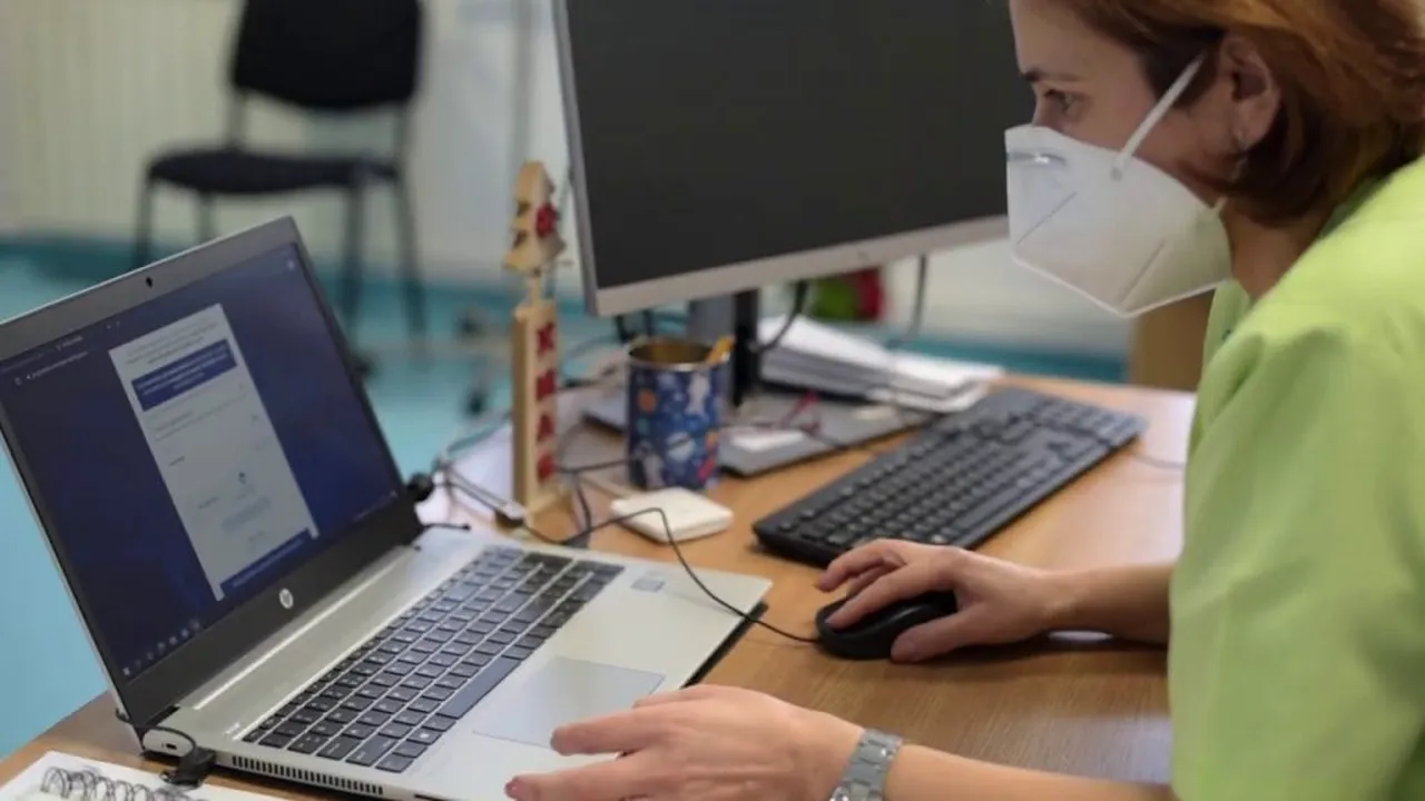 Proiect de ordonanţă de urgenţă. Plata către medicul de familie, numai pentru persoanele pe care le programează la vaccinare