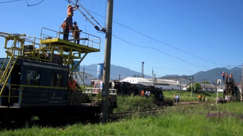 Se întâmplă în România, la Brașov: o locomotivă a luat-o la vale și s-a răsturnat după ce mecanicul coborâse să-și facă nevoile. GALERIE FOTO