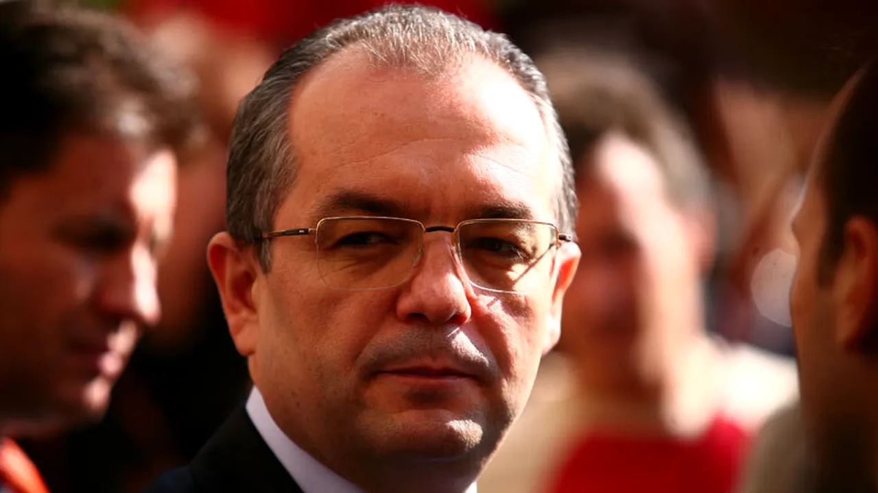 Îl provoc pe Emil Boc să-și toarne cenușă-n cap