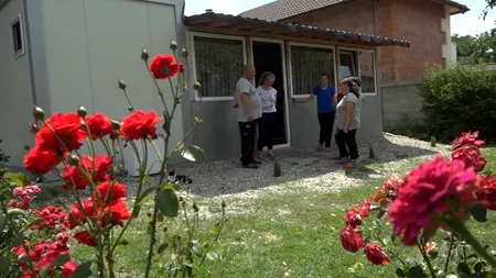 VIDEO | Cum a reușit un preot să aducă fericirea pentru o familie cu patru fete, după ce le-a făcut o casă din două containere modulare. „Locuiam șase într-o cameră”