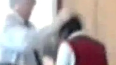 Anchetă în Mureș. Un profesor de engleză, acuzat de elevi că i-a agresat fizic și verbal 