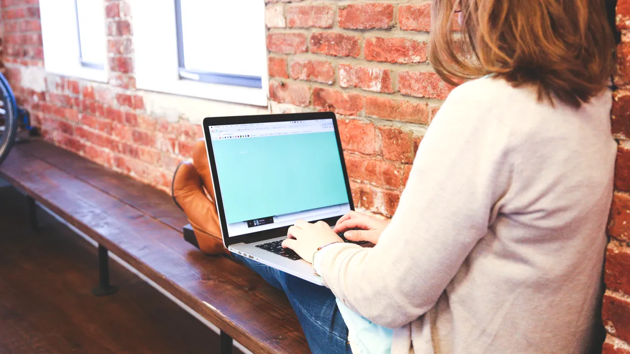 Afecțiunea misterioasă care a făcut-o să renunțe la serviciu. Ce i se întâmplă unei femei când se apropie de biroul ei