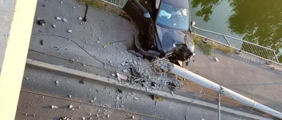 FOTO | ACCIDENT cumplit în Capitală. Doi puști de 12 și 13 ani au furat o mașină și au făcut prăpăd în apropiere de podul Străulești