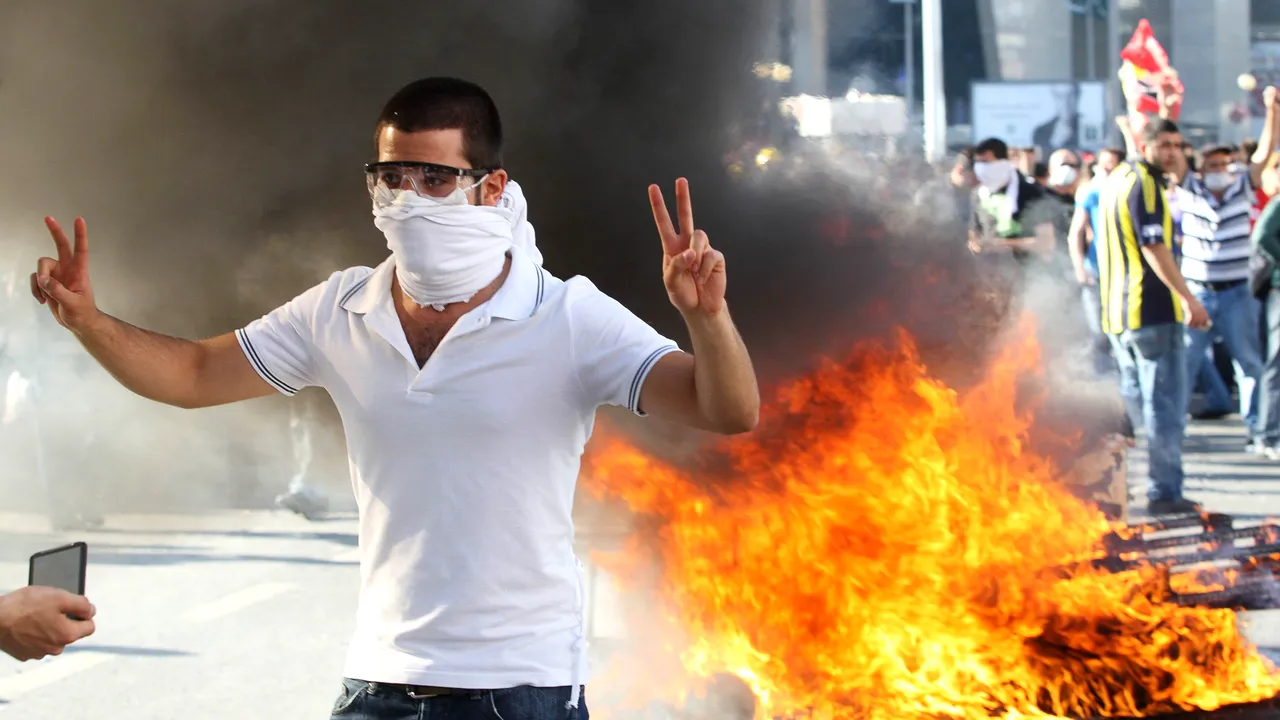 Turcia a luat foc. Ultimul bilanț al protestelor: 79 de răniți și peste 900 de manifestanți arestați. UPDATE: Protest de solidaritate și în București. GALERIE FOTO