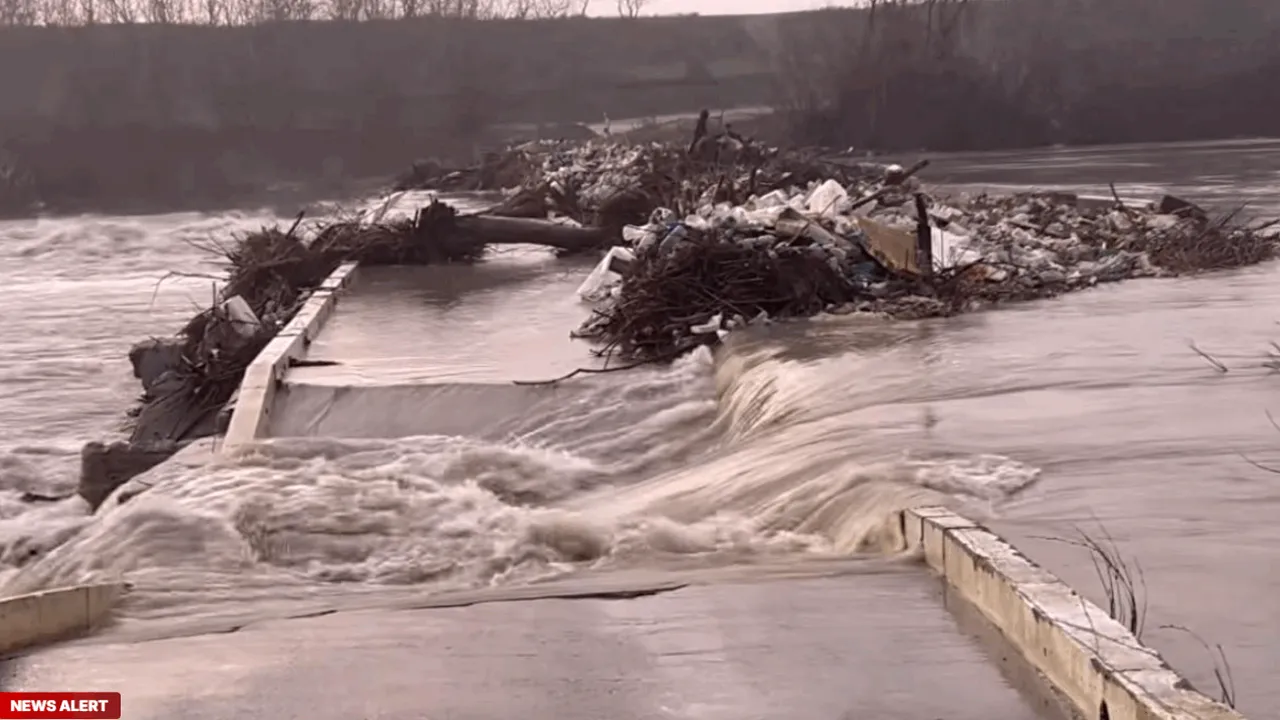 Două poduri au fost rupte de ape în Călăraşi, după ce a fost deschis barajul Mihăileşti