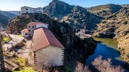 Un oraș întreg, vândut cu 260.000 de euro, în Spania. Ce trebuie să știe cei care vor cumpăra localitatea Salto de Castro