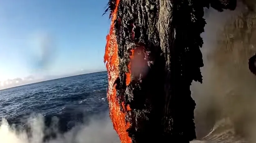 Momentul spectaculos în care lava se varsă în ocean și creează o nouă bucată de pământ