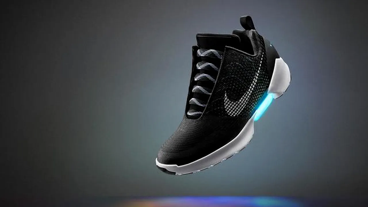 Nike a lansat primii pantofi cu șireturi care se strâng singure