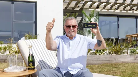 Un fost taximetrist care a trăit toată viața într-o garsonieră, cu chirie, a CÂȘTIGAT la tombolă o vilă luxoasă pe malul mării