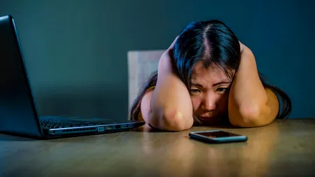 „Nu mai vrea să iasă din casă. I-au creat un profil pe Instagram, unde au postat din fotografiile pe care ea le trimisese pe grupul privat” / Sondaj: Doi din cinci copii sunt VICTIME ale cyberbullying-ului