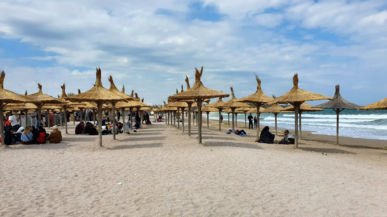 Se fac ultimele pregătiri pe litoral, înainte de minivacanța de 1 Mai. Cât costă trei nopți de CAZARE în Vama Veche, la începutul sezonului estival