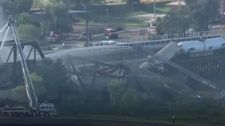 Un pod din SUA s-a prăbuşit parţial, după un accident feroviar. Mai multe vagoane cisternă au deraiat și au luat foc (VIDEO)