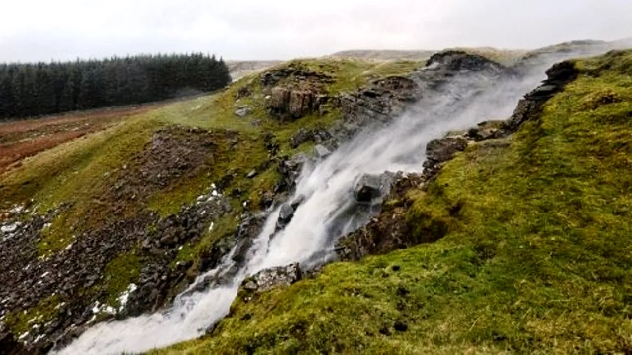 Cascada care a început să curgă invers. Care este explicația