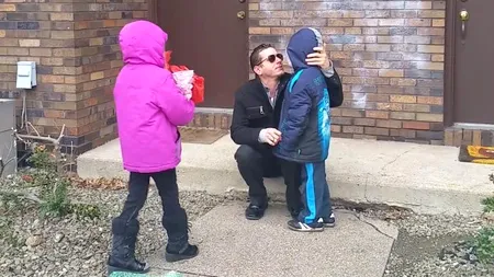 Cum a reacționat un bărbat daltonist când a văzut pentru prima dată culoarea ochilor copiilor lui. Clipul a devenit viral