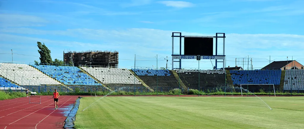 Stadionul Ion Oblemenco este în paragină, după doi ani de la dezafilierea Universității Craiova. Peste tot sunt gunoaie, scaunele au fost rupte, iar în locul lor cresc arbuști