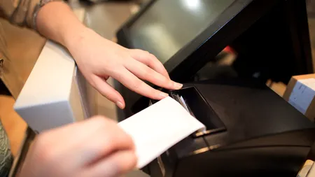 Încep controalele la operatorii economici care aveau obligația  să instaleze case de marcat electronice. Ce amenzi riscă