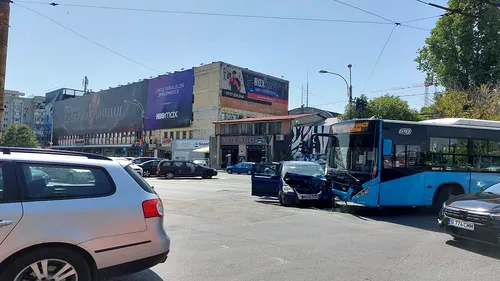 FOTO | Accident grav pe Șoseaua Panduri din Capitală. Mai multe persoane au fost rănite în urma impactului dintre un autoturism și un autobuz STB