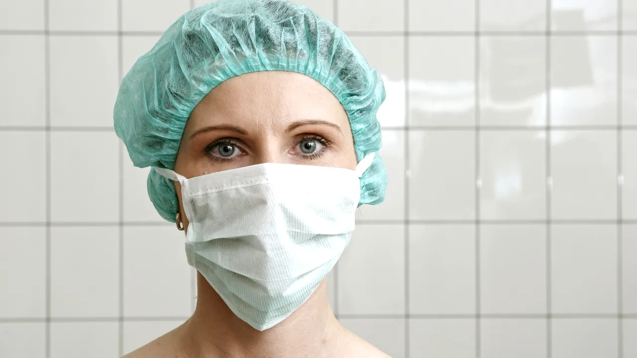 CORONAVIRUS. Speculanții care vând măști și spirt la prețuri astronomice, scoși din joc. Retailerii online îi delistează, marile magazine raționalizează produsele