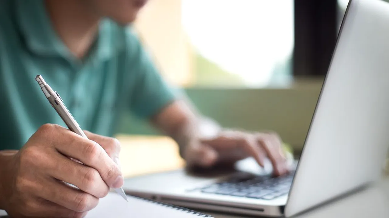 Sondaj BestJobs: Unul din doi angajați ia în calcul schimbarea locului de muncă în 2021. Care sunt principalele motive