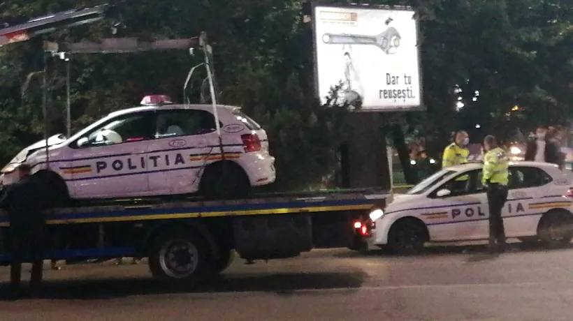 Accident în Vrancea. Un agent de poliție a făcut praf mașina de intervenție după ce a intrat într-un cap de pod din beton
