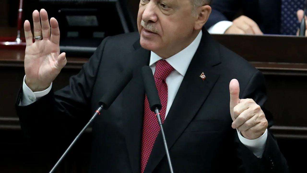 Haos în Turcia: Oamenii stau la cozi uriașe la casele de schimb valutar, în timp ce lira se prăbușește