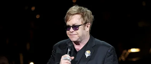 Elton John a fost internat în spital