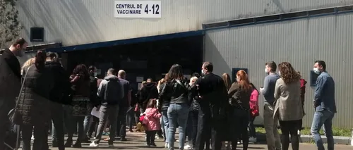FOTO – Zeci de persoane așteaptă la coadă, fără a respecta distanțarea fizică, în curtea celui mai mare centru de vaccinare din București