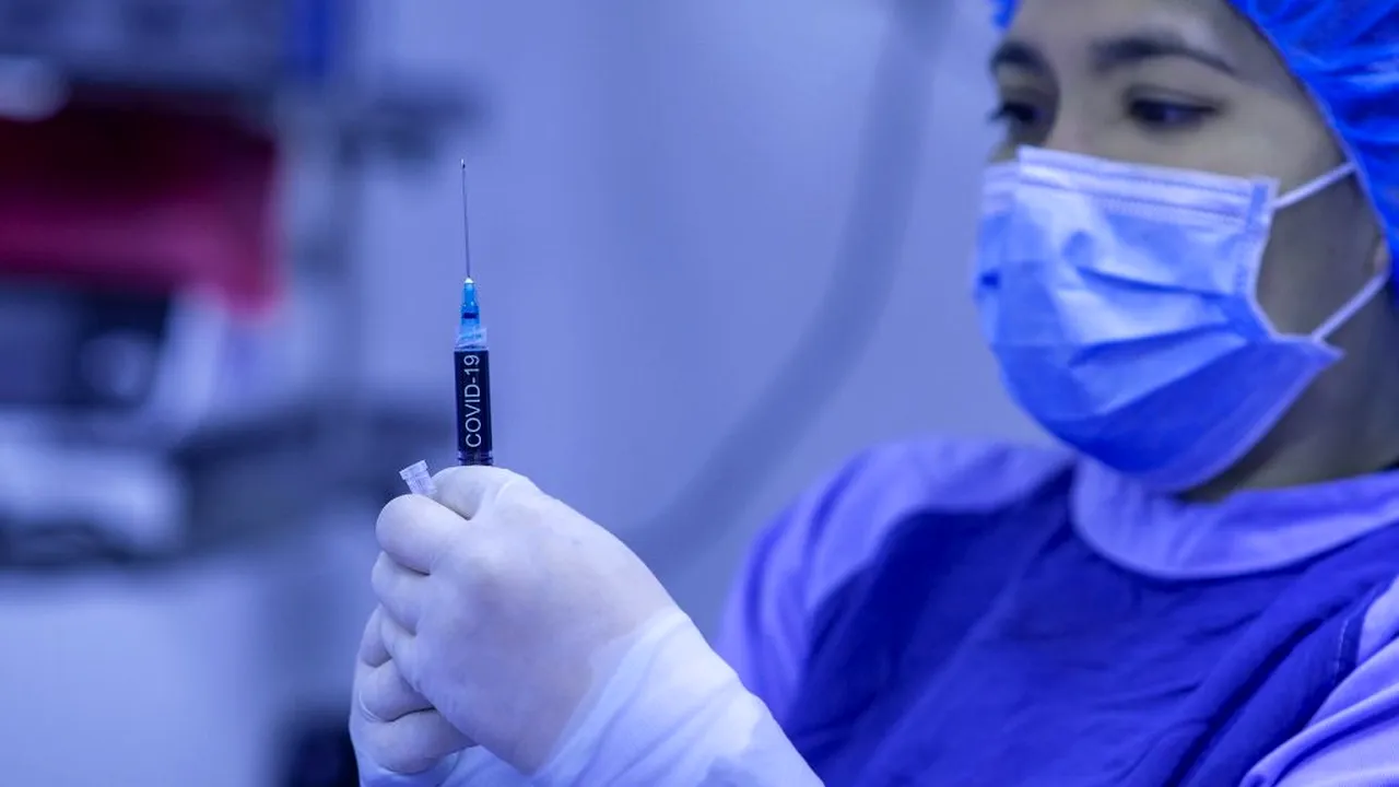 Cum pot fi vaccinați mai mulți oameni. Farmaciştii au găsit o soluţie prin care poate fi evitată risipa