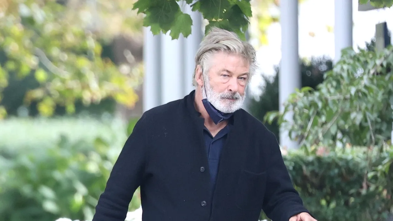 Cazul Alec Baldwin. Asistentul de regie a recunoscut că nu a verificat toate gloanțele din arma folosită de actor pe platoul de filmare de la western-ul „Rust”