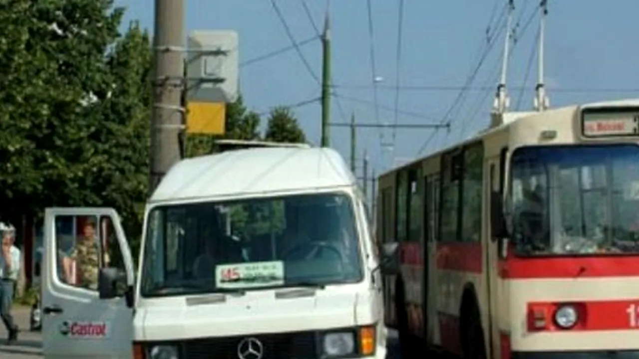 Călătorilor nu le-a venit să creadă când s-au urcat în microbuz. Ce a făcut șoferul a ajuns imediat pe internet