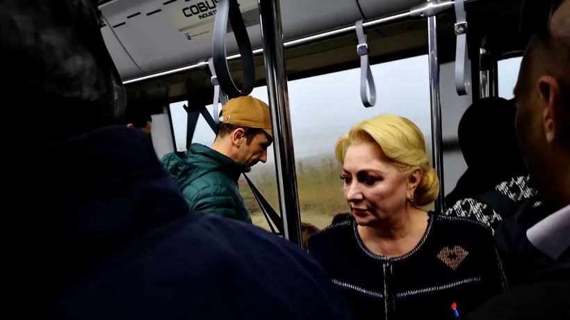 Viorica Dăncilă, surprinsă în autobuzul care ajută la debarcarea pasagerilor din avion, la Cluj | FOTO