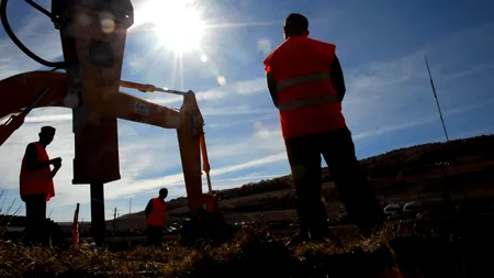 Cât vrea să cheltuie CNADNR pentru achiziționarea a 4.000 de salopete de lucru albastre și portocalii pentru angajați