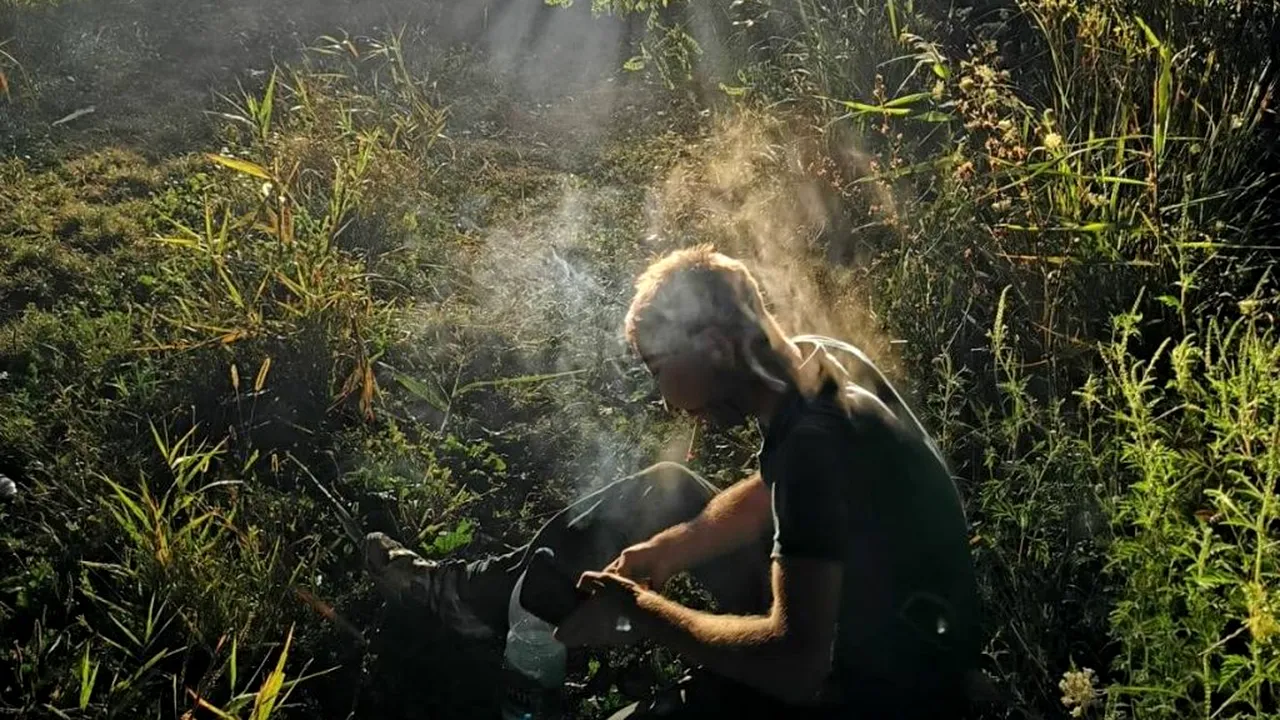 Bărbat cu handicap, salvat din întâmplare de la înec de doi pescari. Oamenii l-au confundat cu un pește uriaș! (VIDEO)