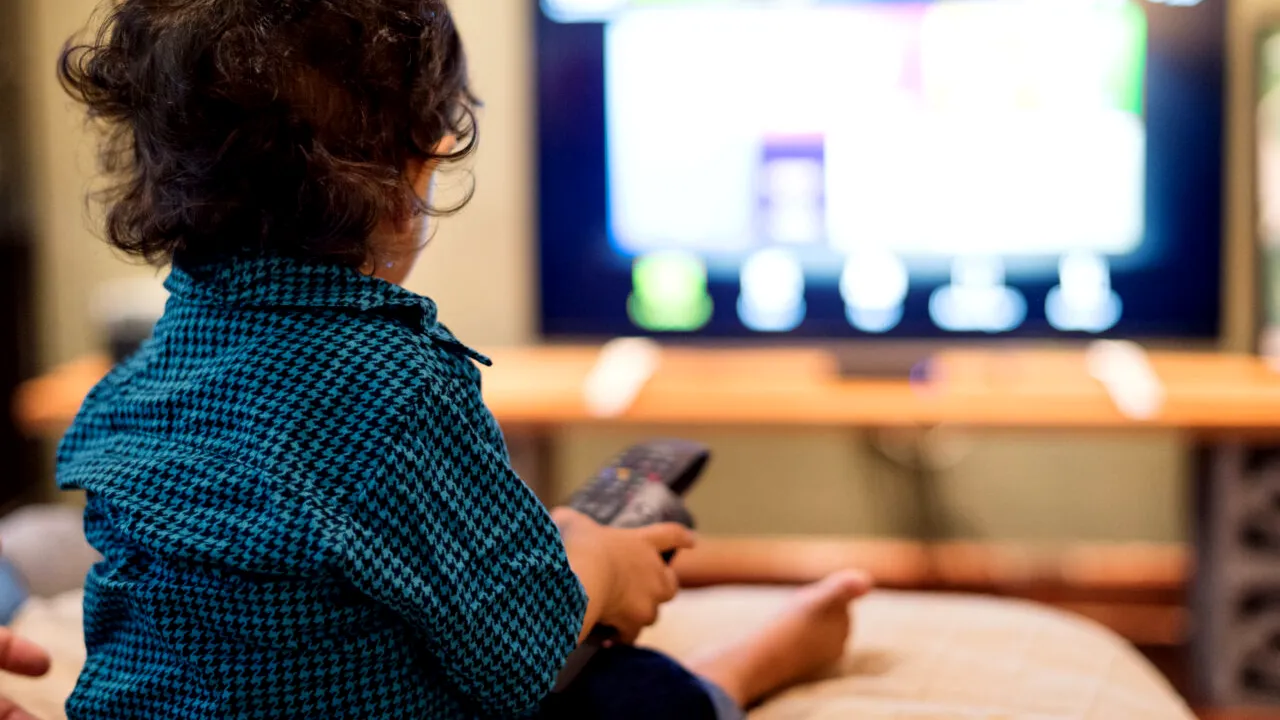 TRAGEDIE pentru o familie care abia aflase că așteaptă cel de-al doilea copil! Băiețelul de numai trei ani a murit subit, în timp ce se uita la desene animate