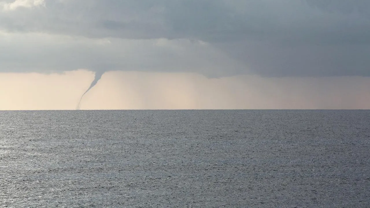 VIDEO Fenomene meteo extreme în România. O tornadă a fost surprinsă luni la Sulina