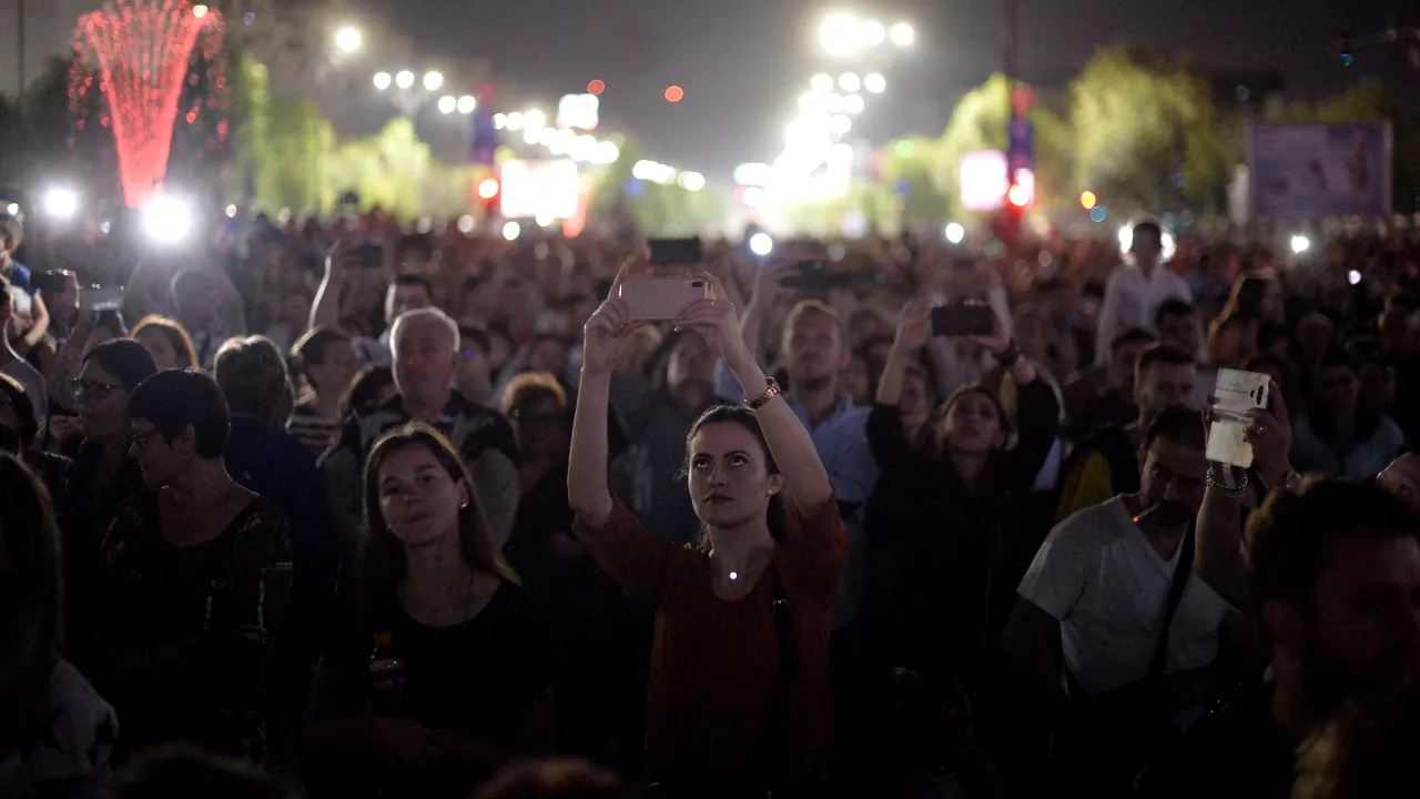 Lumea privită PRIN SMARTPHONE. Cum UITĂM să mai trăim în viața reală