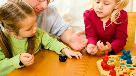 STUDIU. Paternitatea tardivă crește riscul de autism și schizofrenie
