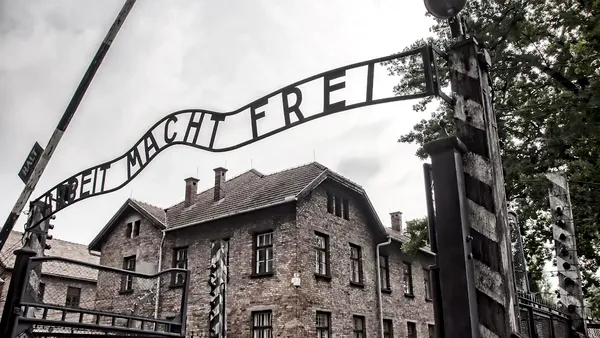 Un columbian a fost expulzat din Polonia după ce a făcut salutul nazist la Auschwitz
