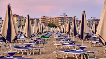 Noi reguli pentru plaje: Distanță de 2 metri între șezlonguri / Vânzarea produselor neambalate, interzisă