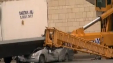 O macara A STRIVIT o mașină în parcarea unui mall din Suceava. Ce s-a întâmplat cu șoferul autoturismului