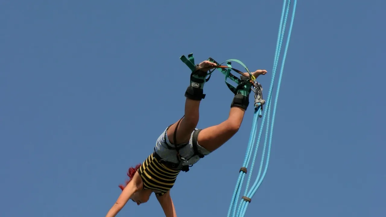 O tânără de 17 ani a sărit în gol de pe un pod la o oră de bungee jumping și a murit. Cine a fost de vină pentru teribilul accident