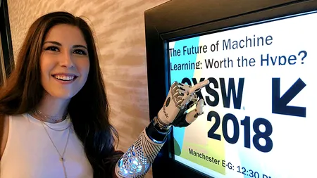 Cum au reacționat utilizatorii de smartphone-uri prezenți la o conferință, după ce o tânără cu handicap a dorit să-și încarce brațul bionic la o priză