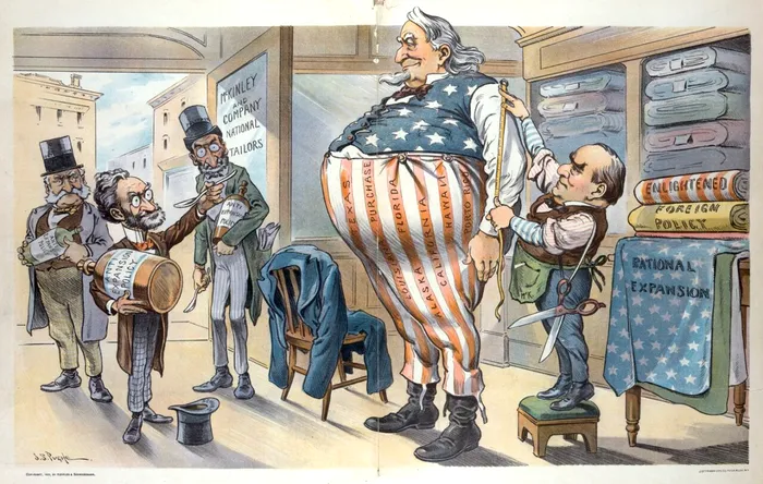 O caricatură din 1900 îl prezintă pe Unchiul Sam supraponderal, având dimensiuni mari și probând un nou costum realizat la croitoria națională „McKinley and Company National Tailors”. Însuși președintele McKinley îi ia măsurile. Carl Schurz, Joseph Pulitzer și Oswald Ottendorfer stau la intrarea în magazin, iar Schurz îi oferă lui Unchiul Sam o lingură de medicament „Politica anti-expansiune”, fiecare dintre ei având o sticlă din acest medicament. În partea dreaptă se află suluri de material etichetate „Politică externă luminată” și „Expansiune rațională”. Dungile de pe pantalonii lui Unchiul Sam sunt etichetate „Texas, Louisiana Purchase, Alaska, Florida, California, Hawaii și Porto Rico”. Sursa Foto: Profimedia 
