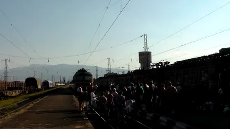 DETURNAREA UNUI TREN din BULGARIA, ascunsă de compania feroviară. Sute de pasageri furioși ai unui tren stricat au oprit un alt tren și i-au impus o nouă destinație - VIDEO