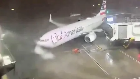 Imagini terifiante în Aeroportul Fort Worth, Texas. Un BOEING este târât pe pistă de rafalele de vânt ca un cărucior cu rotile în parcare