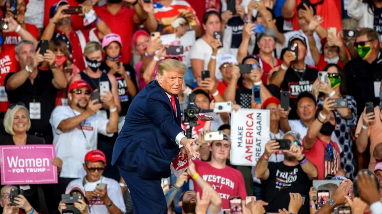 „A fost doar o sperietură”. Trump, la primul miting după infectare. Susținătorii președintelui pare că au uitat de COVID - FOTO