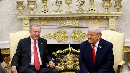 Două scene memorabile din întâlnirea Trump-Erdogan. Una caldă, una rece. În una președintele SUA îl faultează, în alta îi așază scaunul